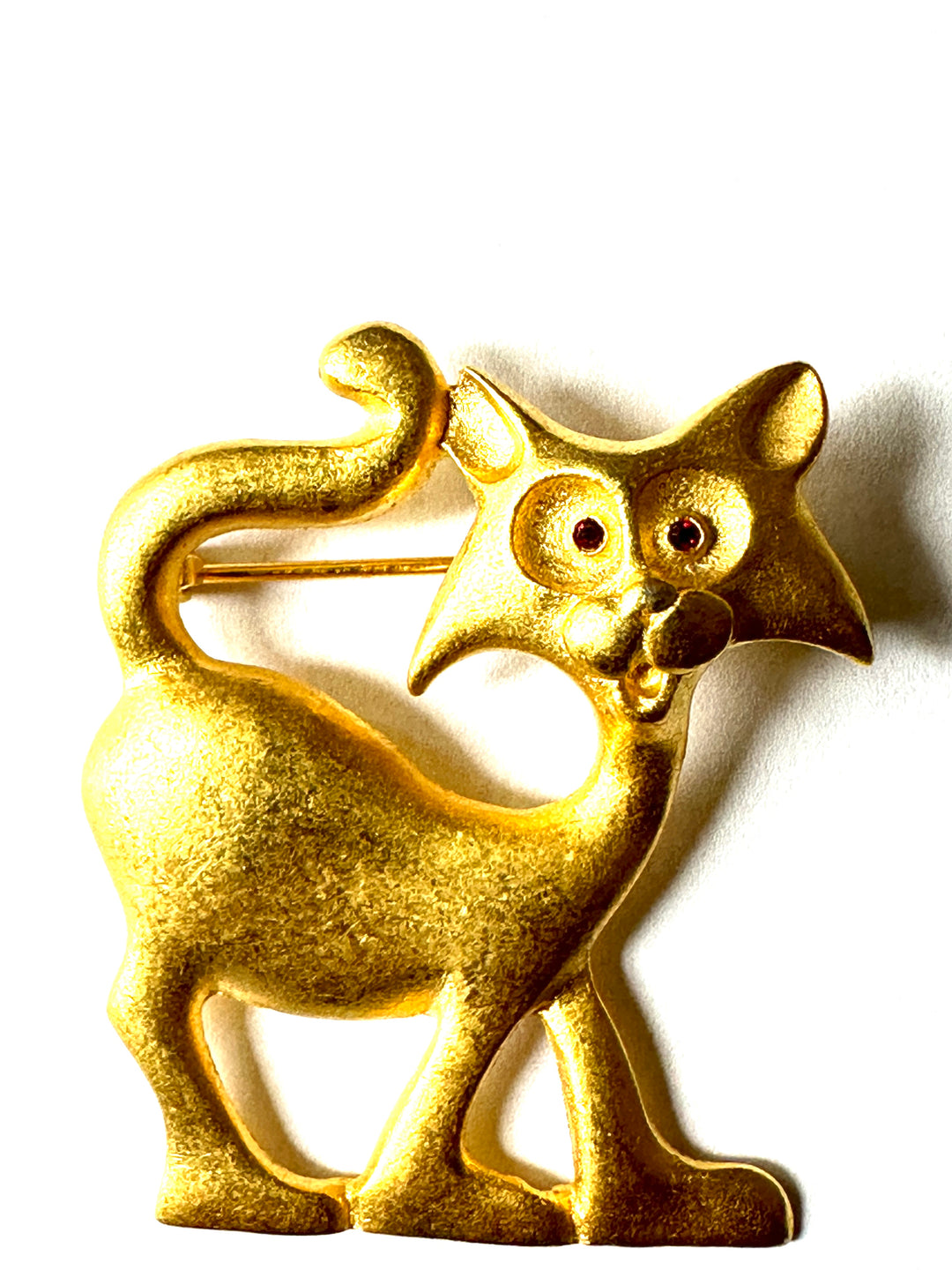 069 Vintage Matte Gold Cat Brooch