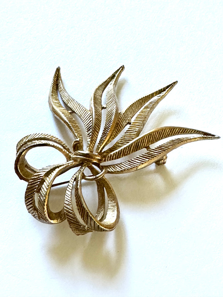 111 Vintage Gold Tobe Bow Brooch